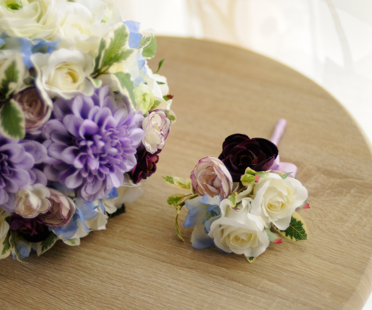 シルク】白×紫のモダンラウンドブーケ（ブトニア込） | フラワー