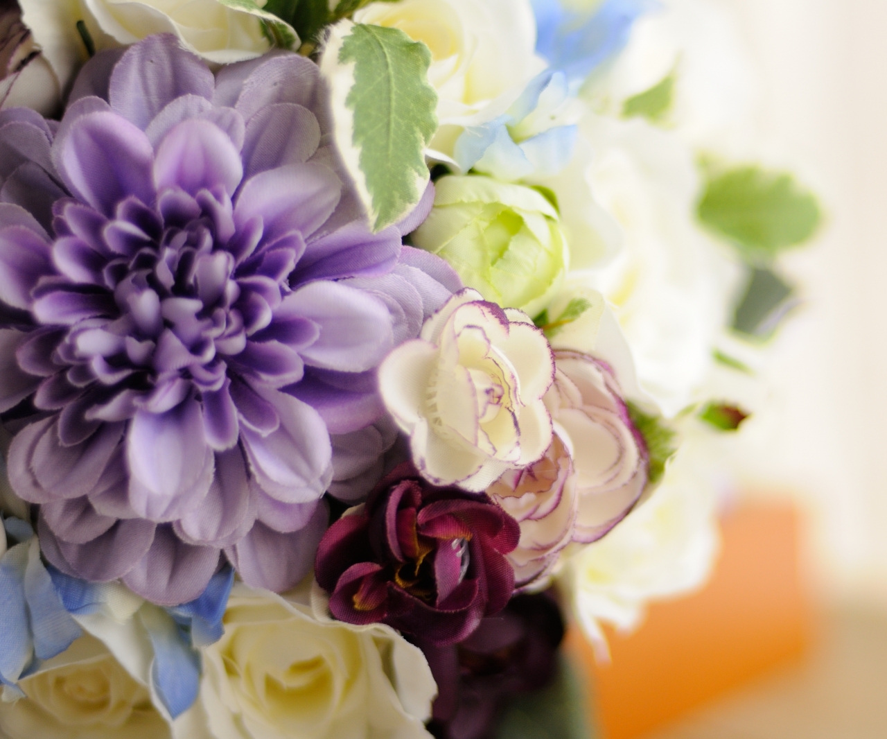 シルク】白×紫のモダンラウンドブーケ（ブトニア込） | フラワー