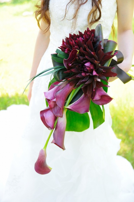 ダリア（黒蝶）とカラーのアームブーケ | フラワーショップ 花次郎