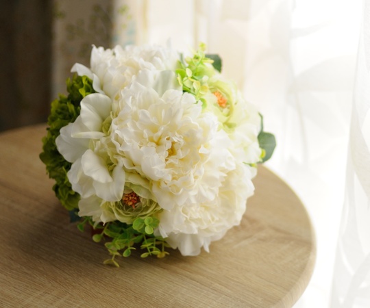 シルク】白×緑でナチュラルラウンドブーケ（ブトニア込） | フラワー